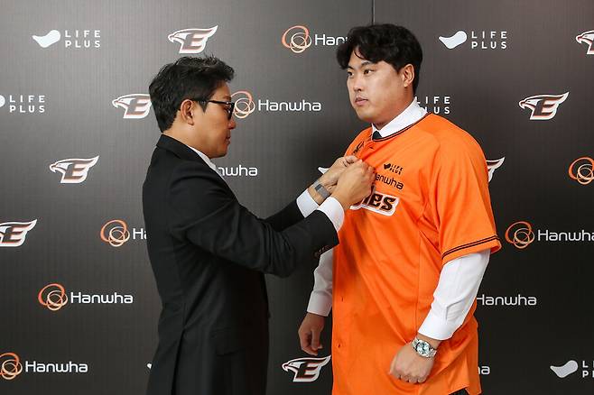 ▲ 류현진(오른쪽)에게 한화 유니폼을 입히고 있는 박찬혁 한화 대표이사 ⓒ한화 이글스