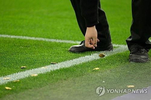 도르트문트-프라이부르크 경기장 그라운드에 떨어진 동전 모양 초콜릿 [AFP=연합뉴스]