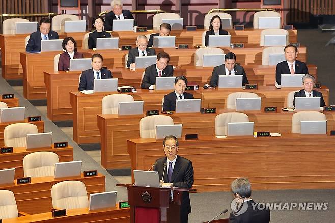 답변하는 한덕수 총리 (서울=연합뉴스) 한상균 기자 = 한덕수 국무총리가 22일 국회 본회의 대정부질문에서 더불어민주당 이인영 의원의 질문에 답변하고 있다. 2024.2.22 xyz@yna.co.kr