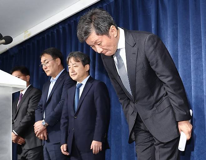 한국 축구 국가대표팀 사안 관련 임원 회의를 마친 정몽규 대한축구협회장이 16일 오후 서울 종로구 축구회관에서 회의 결과를 발표한 뒤 고개 숙여 인사하고 있다.사진=연합뉴스