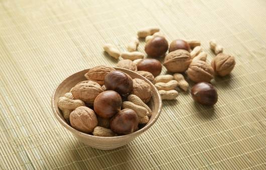 부럼은 호두, 잣, 밤, 땅콩, 은행 등 견과류를 껍질째 먹는 풍습을 말한다ㅣ출처: 클립아트코리아