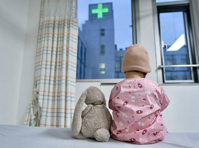 소아청소년 시기에 걸린 암은 고액의 치료비와 긴 기간이이 소요되는 것은 물론, 아이의 성장과 발달에도 문제를 입힐 수 있다. [사진=게티이미지뱅크]