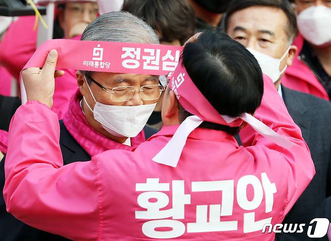 황교안 미래통합당 종로구 후보가 11일 오후 서울 종로구 대학로 일대에서 열린 선거유세에서 김종인 총괄선대위원장에게 '정권심판'이 적힌 머리띠를 묶어주고 있다. 2020.4.11/뉴스1 ⓒ News1 이재명 기자