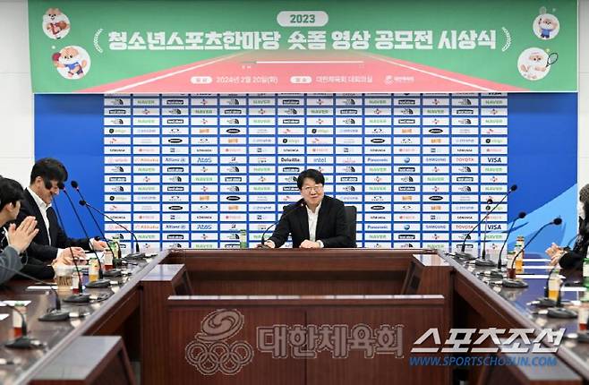 윤성욱 대한체육회 사무총장이 청스한 숏폼 공모전 수상자들에게 축하인사를 건네고 있다. 사진제공=대한체육회