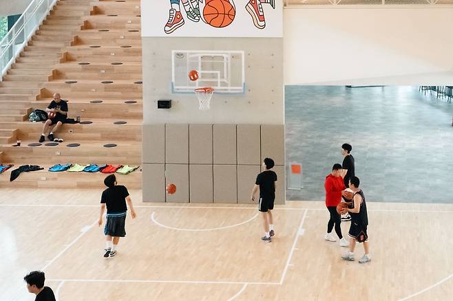 지란지교소프트 판교 사옥 '지란 37'의 1층 로비애는 농구 코투가 있다. 사원들이 농구를 즐기는 모습/지란지교소프트