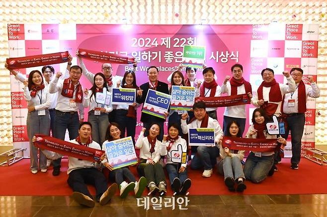 지난 22일 63빌딩에서 열린 '2024 대한민국 일하기 좋은 기업 시상식'에서 한국전력기술 임직원들이 단체 기념촬영을 하고 있다.ⓒ한전기술