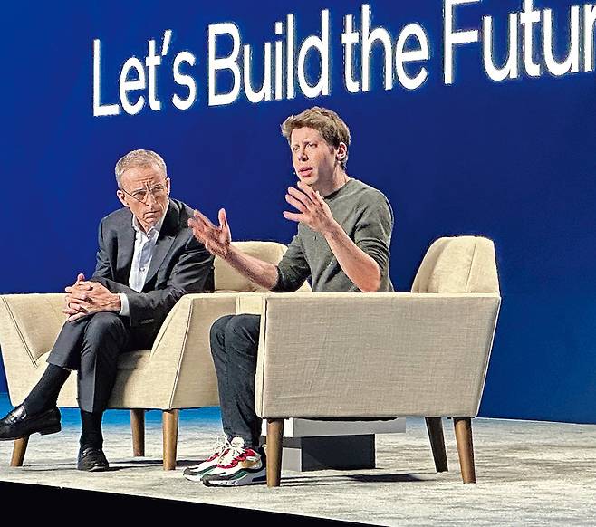 21일(현지 시간) 미국 캘리포니아주 새너제이에서 열린 인텔의 첫 파운드리 행사에서 샘 올트먼 오픈AI 최고경영자(CEO·오른쪽)가 팻 겔싱어 인텔 CEO와 대담하고 있다. 두 CEO는 “AI 시대에는 더 많은 첨단 반도체가 필요하다”고 강조했다. 새너제이=AP 뉴시스