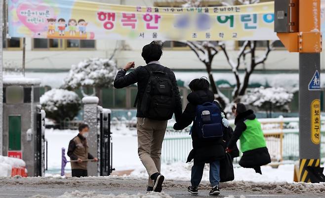 22일 오전 서울의 한 초등학교로 학생들이 등교하는 모습. 2023.2.22/뉴스1