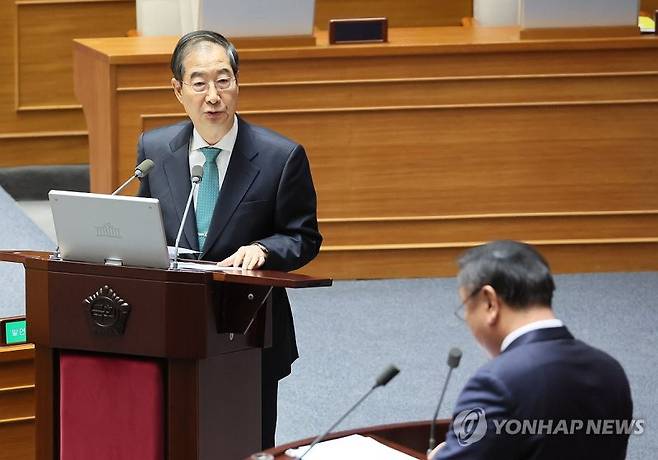 대정부질문 답변하는 한덕수 총리 (서울=연합뉴스) 이정훈 기자 = 한덕수 국무총리가 23일 국회 본회의 대정부질문에서 더불어민주당 김태년 의원의 질문에 답변하고 있다. 2024.2.23 uwg806@yna.co.kr (끝)