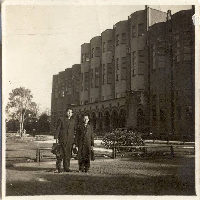 김수경(왼쪽)이 1942년 도쿄제대 도서관 앞에서 경성제대 동문인 국어학자 이희승(당시 이화여자전문학교 교수)과 함께 기념사진을 찍었다. 푸른역사 제공