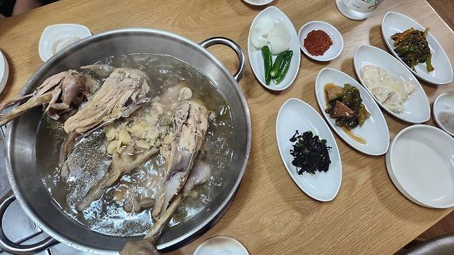 서울 은평구 불광동 ‘토담집’의 산닭백숙과 밑반찬. 손지민 기자