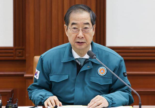 한덕수 국무총리가 23일 서울 종로구 정부서울청사에서 열린 의사 집단행동 중앙재난안전대책본부 회의에서 모두발언을 하고 있다. 뉴스1