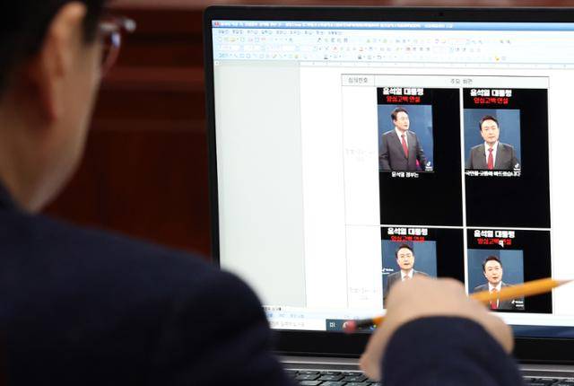 23일 오전 서울 양천구 방송통신심의위원회에서 열린 제14차 통신심의소위원회 회의에서 한 심의위원이 틱톡에 올라온 '가상으로 꾸며본 윤석열 대통령 양심고백' 영상 관련 자료를 살펴보고 있다. 뉴스1