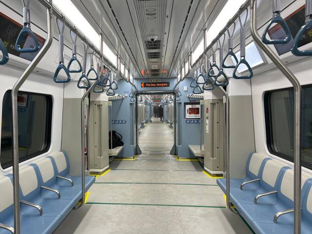 GTX-A노선 열차가 23일 오전 수서역에서 발차를 기다리고 있다. 한 량에 문 6개가 달렸고 교통약자석이 차량 가운데도 설치된 것이 특징이다. 바닥에는 난연 재질 카펫을 깔았는데 사진에서는 덮개로 덮여 있다. 김민호 기자