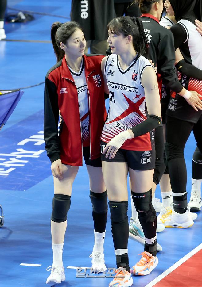 18일 오후 경기도 화성종합실내체육관에서 열린 ‘도드람 2023-24 V리그’ 여자부 IBK기업은행과 정관장의 경기. 정관장이 세트 스코어 3대0(25-17, 27-25, 25-21) 으로 완승했다. 경기후 박혜민과 정호영이 기뻐하고있다. 화성=정시종 기자 capa@edaily.co.kr /2024.01.18.