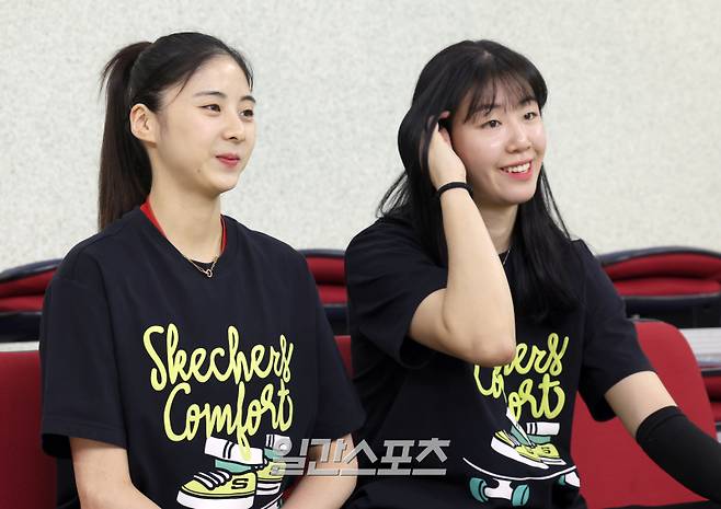 프로배구 정관장 박혜민-정호영이 6일 오후 훈련장인 대전 KGC인삼공사스포츠센터에서 일간스포츠와 인터뷰하며 포토타임을 갖고 있다. 대전=정시종 기자 capa@edaily.co.kr /2024.02.06.