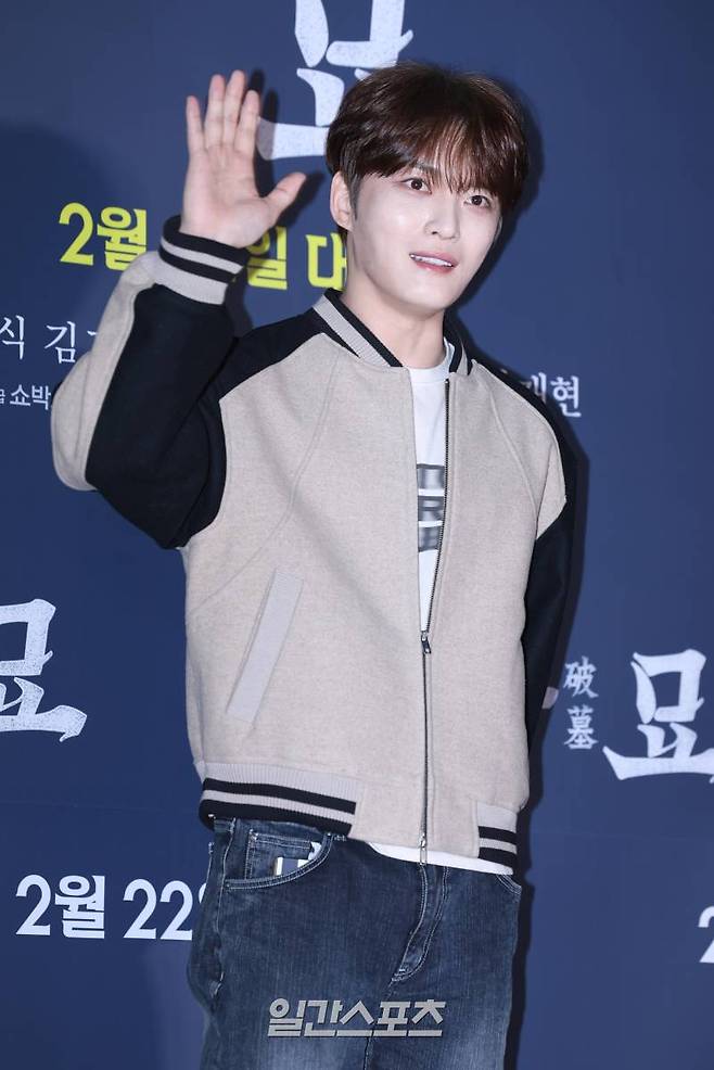 가수 김재중이 20일 오후 서울 송파구 롯데시네마 롯데월드타워에서 열린 영화 '파묘' VIP시사회에 참석해 포즈를 취하고 있다. '파묘'는 거액의 돈을 받고 수상한 묘를 이장한 풍수사와 장의사, 무속인들에게 벌어지는 기이한 사건을 담은 오컬트 미스터리 영화. 오는 22일 개봉. 서병수 기자 qudtn@edaily.co.kr /2024.02.20/