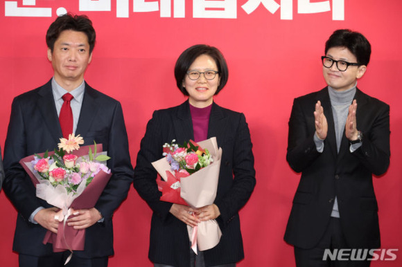 한동훈 국민의힘 비상대책위원장이 23일 오전 서울 여의도 국민의힘 중앙당사에서 열린 국민의미래 중앙당 창당대회에서 참석자들과 기념촬영을 하고 있다. 왼쪽부터 정우창 국민의미래 사무총장, 조혜정 국민의미래 당대표, 한 비대위원장. (공동취재) [사진=뉴시스]