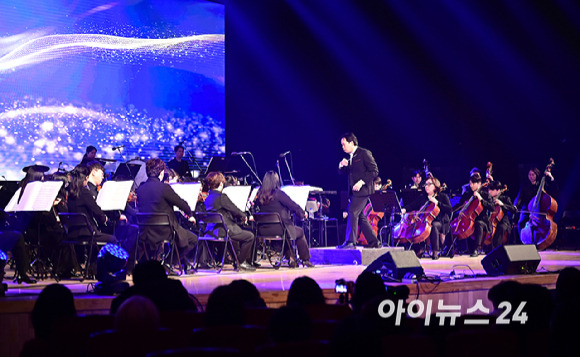 스테이지 심포니 오케스트라가 23일 오후 서울 노원구 광운대학교 동해문화예술관에서 열린 '뮤지컬·OST 콘서트-봄이 오는 소리'에서 무대를 선보이고 있다. [사진=곽영래 기자]