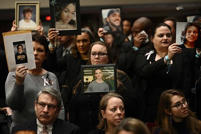 ‘빅테크와 온라인 아동 성착취 위기’ 청문회에 가족의 사진을 들고 참석한 사람들. AFP연합뉴스