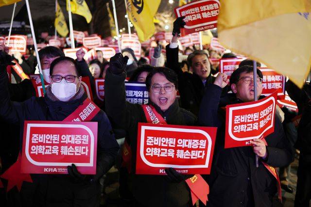 서울시의사회 소속 의사들이 22일 오후 서울 용산구 대통령실 앞에서 정부의 의과대학 입학 정원 확대에 반대하는 궐기대회를 하고 있다. 연합뉴스
