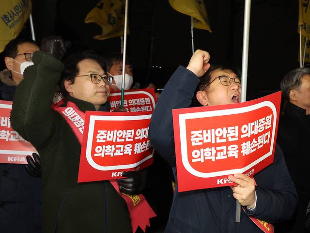 서울시의사회 소속 의사들이 22일 오후 서울 용산구 대통령실 앞에서 제2차 ‘의대 정원 증원·필수 의료 패키지 저지를 위한 궐기대회’를 열고 구호를 외치고 있다. 뉴시스