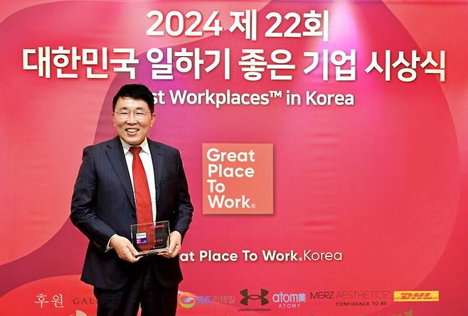 농심켈로그 정인호 대표이사·사장이 ’2024 제22회 GPTW 글로벌 경영 컨퍼런스&시상식‘에서 ’한국에서 가장 존경받는 CEO‘ 부문을 수상했다.
