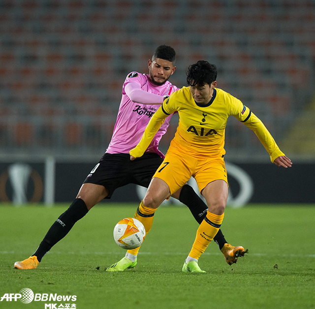 LASK 페터 미호를(뒤)이 2020-21 유럽축구연맹 유로파리그 48강 J조 홈경기에서 토트넘 손흥민과 공을 다투고 있다. 사진=AFPBBNews=News1