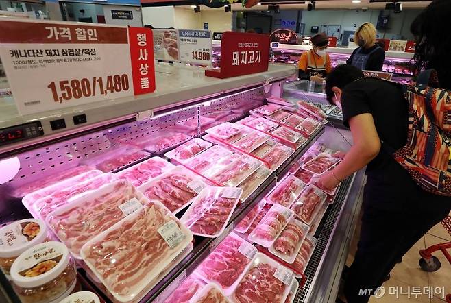 대형마트들이 수입 돈육에 대한 할당관세 적용에 따른 할인 판매를 시작한 가운데 30일 서울 시내 한 대형마트를 찾은 시민들이 캐나다산 돼지고기를 살펴보고 있다. /사진=이기범 기자 leekb@