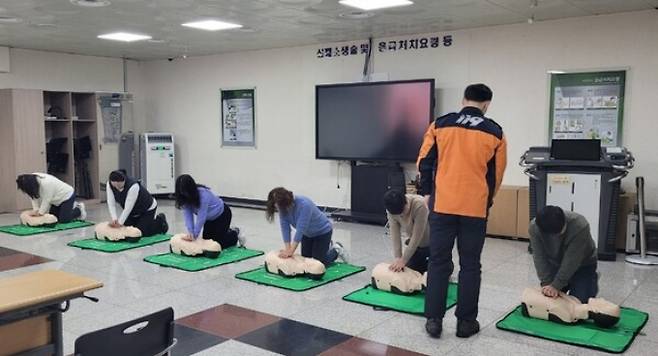 공직자들이 응급처치 안전교육을 받고 있다. / 사진제공=김포시