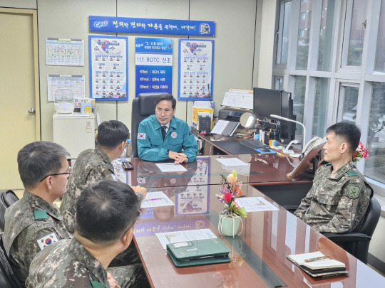 김선호 국방부차관이 지난해 12월 6일 중앙대학교 학군단을 방문해 서울권역 5개 대학(중앙대, 서울대, 동국대, 국민대, 상명대) 학군단장과 학군장교 지원율 제고 방안에 대한 간담회를 실시하며 현장의 목소리를 경청하고 있다. 국방부 제공