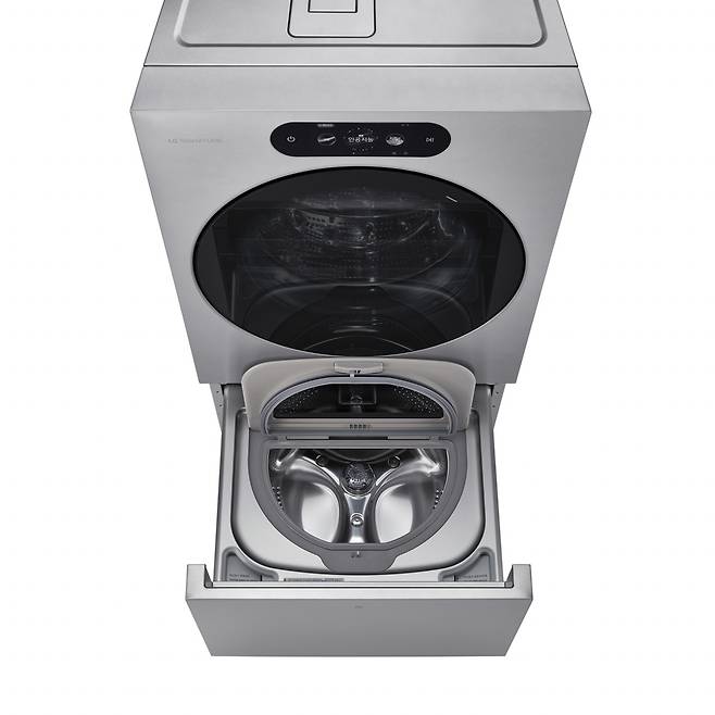 LG 시그니처 세탁건조기 제품 하단에 탑재된 4㎏ 용량의 미니워시. 섬세한 의류나 기능성 의류는 물론 속옷, 아이옷 등을 분리 세탁할 수 있어 활용도가 높다. [LG전자 제공]