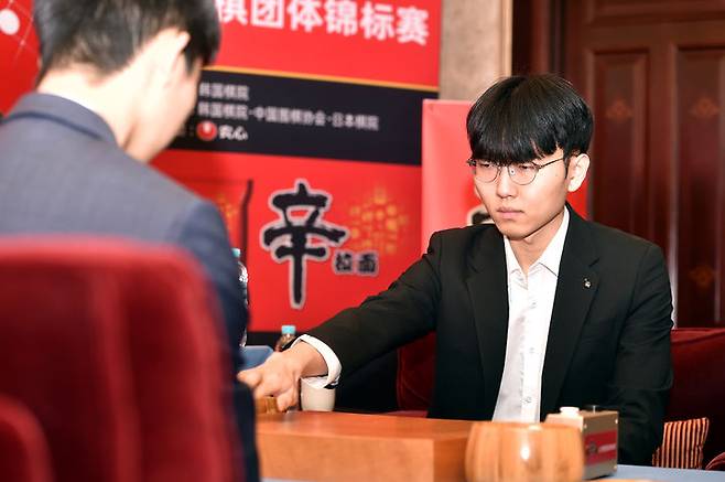 [서울=뉴시스] 신진서 9단(오른쪽). (사진=한국기원 제공) 2024.02.23. photo@newsis.com *재판매 및 DB 금지