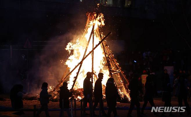 [서울=뉴시스] 김선웅 기자 = 정월대보름을 하루 앞둔 23일 서울 서초구 양재천에서 서초구 주최 정월대보름 축제가 열려 구민들이 타오르는 달집 주위에서 강강술래를 하고 있다. 2024.02.23. mangusta@newsis.com