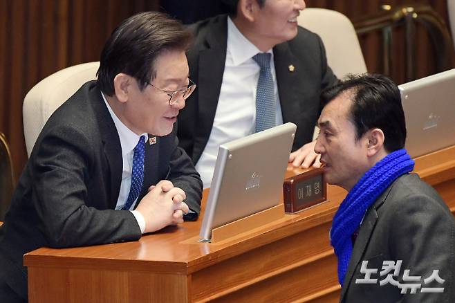 더불어민주당 이재명 대표와 안규백 전략공천관리위원장이 22일 서울 여의도 국회에서 열린 제413회 국회(임시회) 제04차 본회의에서 대화를 하고 있다. 윤창원 기자