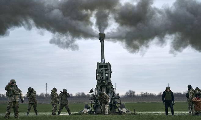 우크라이나군 포병들이 M777 곡사포를 쏘고 있다. 세계일보 자료사진