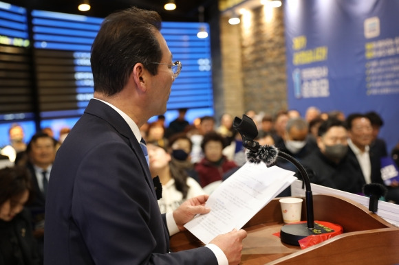 손훈모 국회의원 예비후보가 선거사무소 개소식에서 “청년이 돌아오는 순천, 청년이 살고 싶은 대한민국을 만들겠다”고 포부를 밝히고 있다.