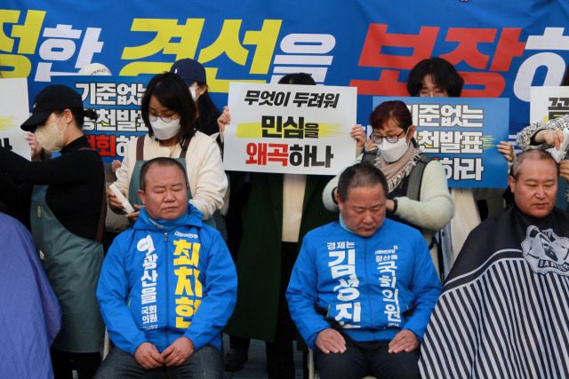 김성진 전 산업통상자원부 대변인과 최치현 전 청와대 행정관이 지난 17일 오후 더불어민주당 광주시당사 앞에서 삭발하며 광주 광산을 경선 과정 공개를 촉구하고 있다. 사진 제공=김성진·최치현 예비후보