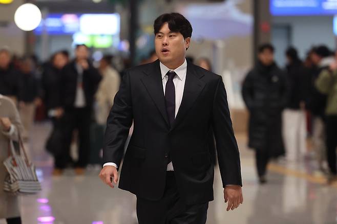 한화 류현진이 23일 아침 일본 오키나와로 출국하기 위해 인천공항 출국장에 들어서고 있다. 연합뉴스