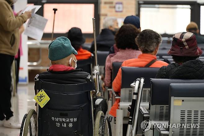 충남대병원서 진료 기다리는 환자들 [연합뉴스 자료사진]