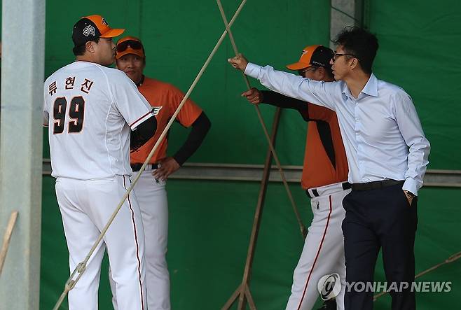 손혁 단장과 대화 나누는 류현진 (야에세[일본 오키나와현]=연합뉴스) 서대연 기자 = 류현진과 손혁 한화 이글스 단장이 23일 일본 오키나와현 고친다 구장에서 열린 한화 이글스 2차 스프링캠프 훈련에서 대화하고 있다. 2024.2.23 dwise@yna.co.kr