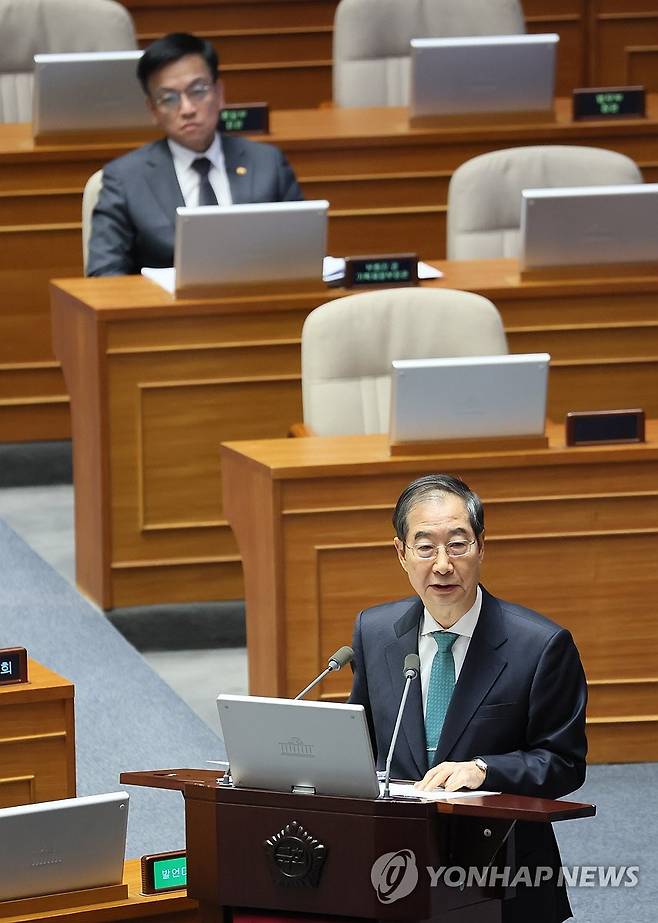 대정부질문 답변하는 한덕수 총리 (서울=연합뉴스) 이정훈 기자 = 한덕수 국무총리가 23일 국회 본회의 대정부질문에서 더불어민주당 김태년 의원의 질문에 답변하고 있다. 2024.2.23 uwg806@yna.co.kr