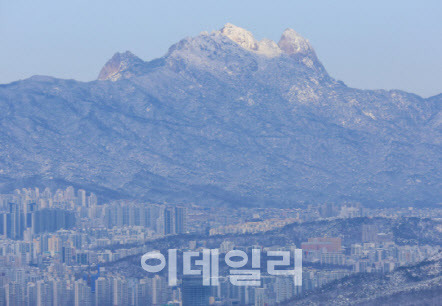 23일 경기도 광주시 남한산성에서 바라본 서울 북한산이 전날 내린 눈으로 덮여 있다. (사진=연합뉴스)