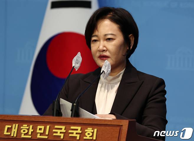 이수진 더불어민주당 의원이 22일 오후 서울 여의도 국회 소통관에서 동작을 전략지역 지정에 반발하며 탈당 기자회견을 하고 있다. 2024.2.22/뉴스1 ⓒ News1 구윤성 기자
