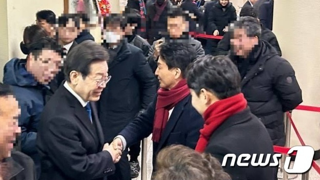 24일 오전 인천 계양구청에서 원희룔 전 국토부 장관와 이재명 더불어민주당 대표가 인사하고 있다. (원희룡 장관 측 제공)ⓒ 뉴스1