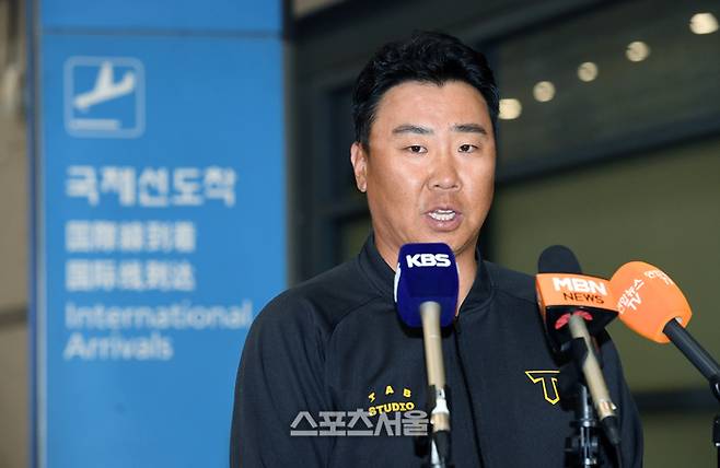 호주에서 1차 스프링캠프를 마친 KIA 타이거즈 이범호 감독이 21일 오후 인천국제공항으로 일시 귀국한 뒤 취재진과 인터뷰를 하고 있다. KIA 선수단은 다음날인 22일 2차 스프링캠프를 위해 일본 오키나와로 출국한다. 2024. 2. 21. 인천국제공항 | 박진업 기자 upandup@sportsseoul.com