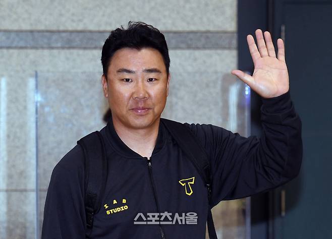 호주에서 1차 스프링캠프를 마친 KIA 타이거즈 이범호 감독이 21일 오후 인천국제공항으로 일시 귀국한 뒤 취재진을 향해 인사를 하고 있다. KIA 선수단은 다음날인 22일 2차 스프링캠프를 위해 일본 오키나와로 출국한다. 2024. 2. 21.  인천국제공항 | 박진업 기자 upandup@sportsseoul.com