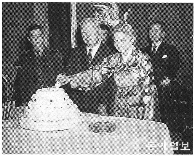 경무대 시절 이승만 대통령과 프란체스카 여사가 이 대통령의 생일을 맞아 케이크를 자르는 모습. 동아일보DB