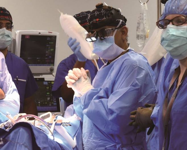 미국 메릴랜드 의대 연구팀이 돼지 심장 이식 수술을 진행하는 모습. 메릴랜드대 제공