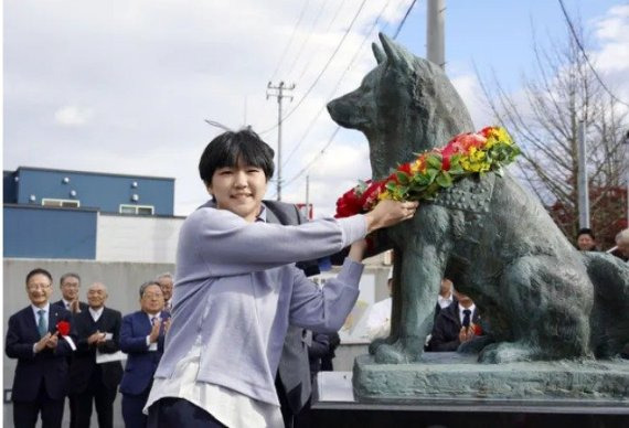 하치의 탄생 100주년을 축하하고 '충신 하치코' 동상에 화환을 씌우는 지역 초등학생. 공동취재단